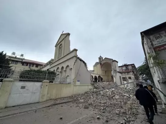 De verwoeste kathedraal van Iskenderun in Turkije. De plaatselijke kantoren van Caritas Anatolië werden ook vernield. - © Caritas Turkije